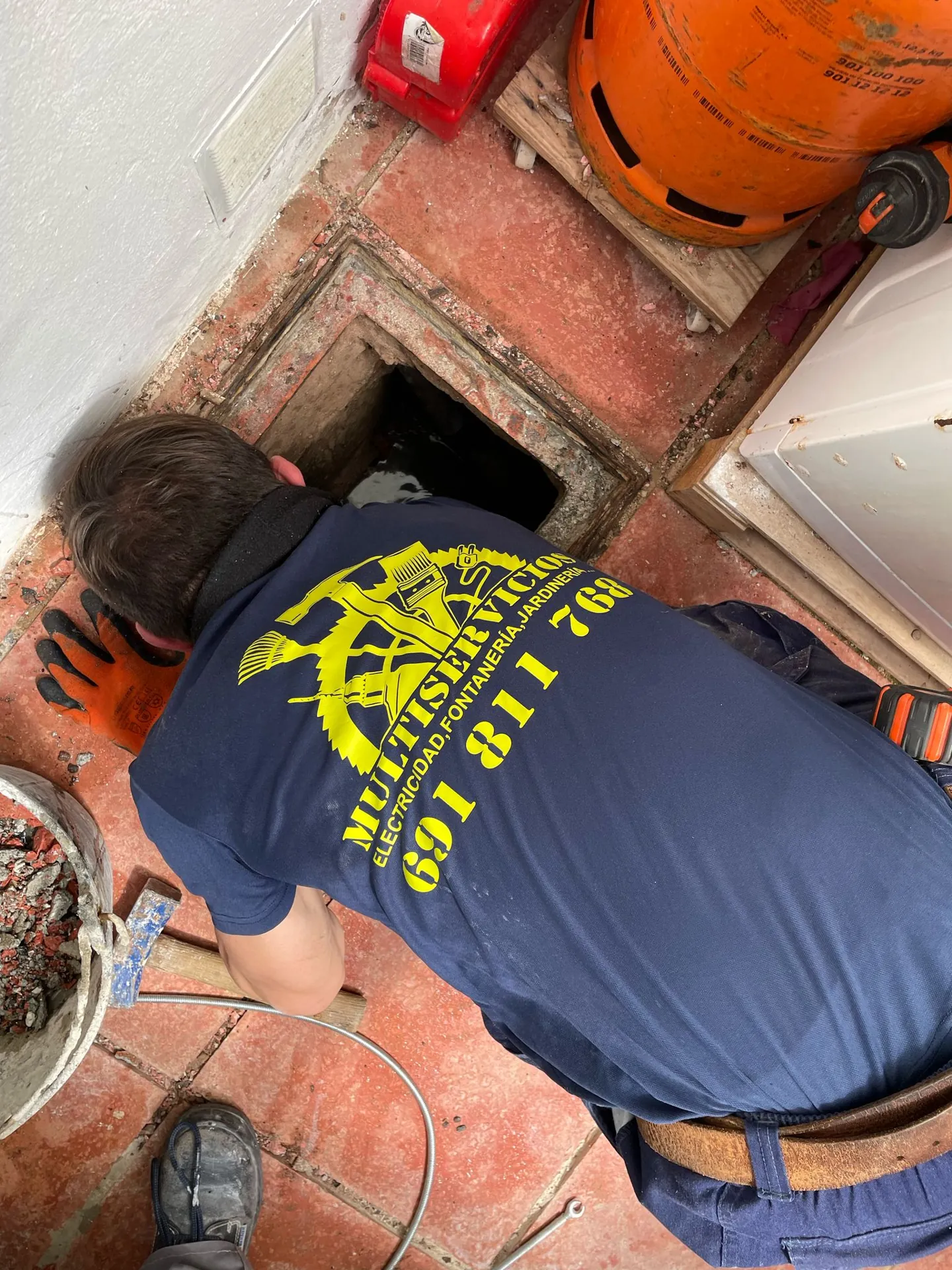 Trabajo de fontanería en baño